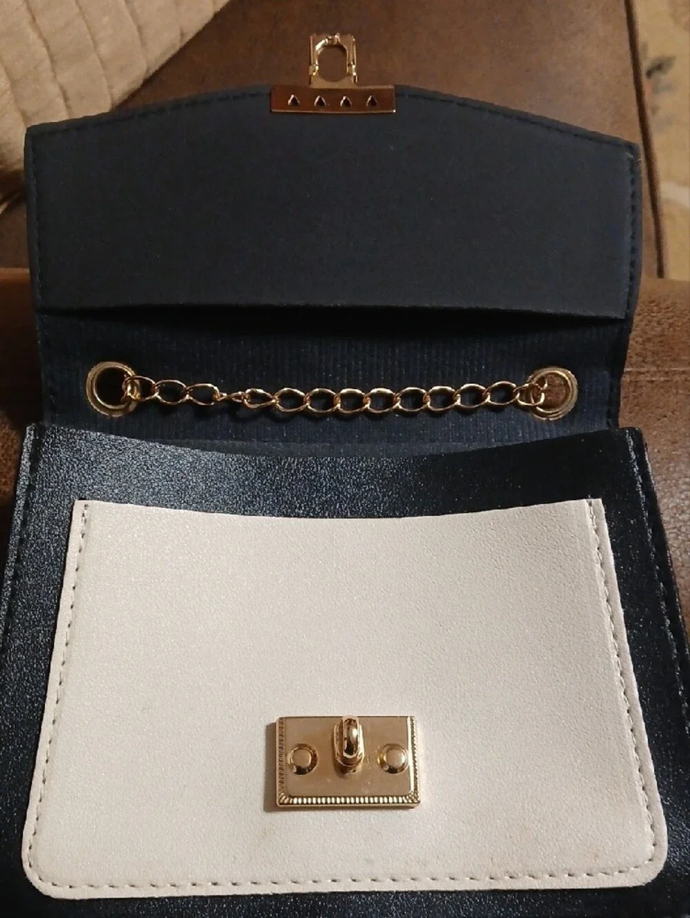 Stylish Two-Tone Chain Crossbody Bag - Black & White